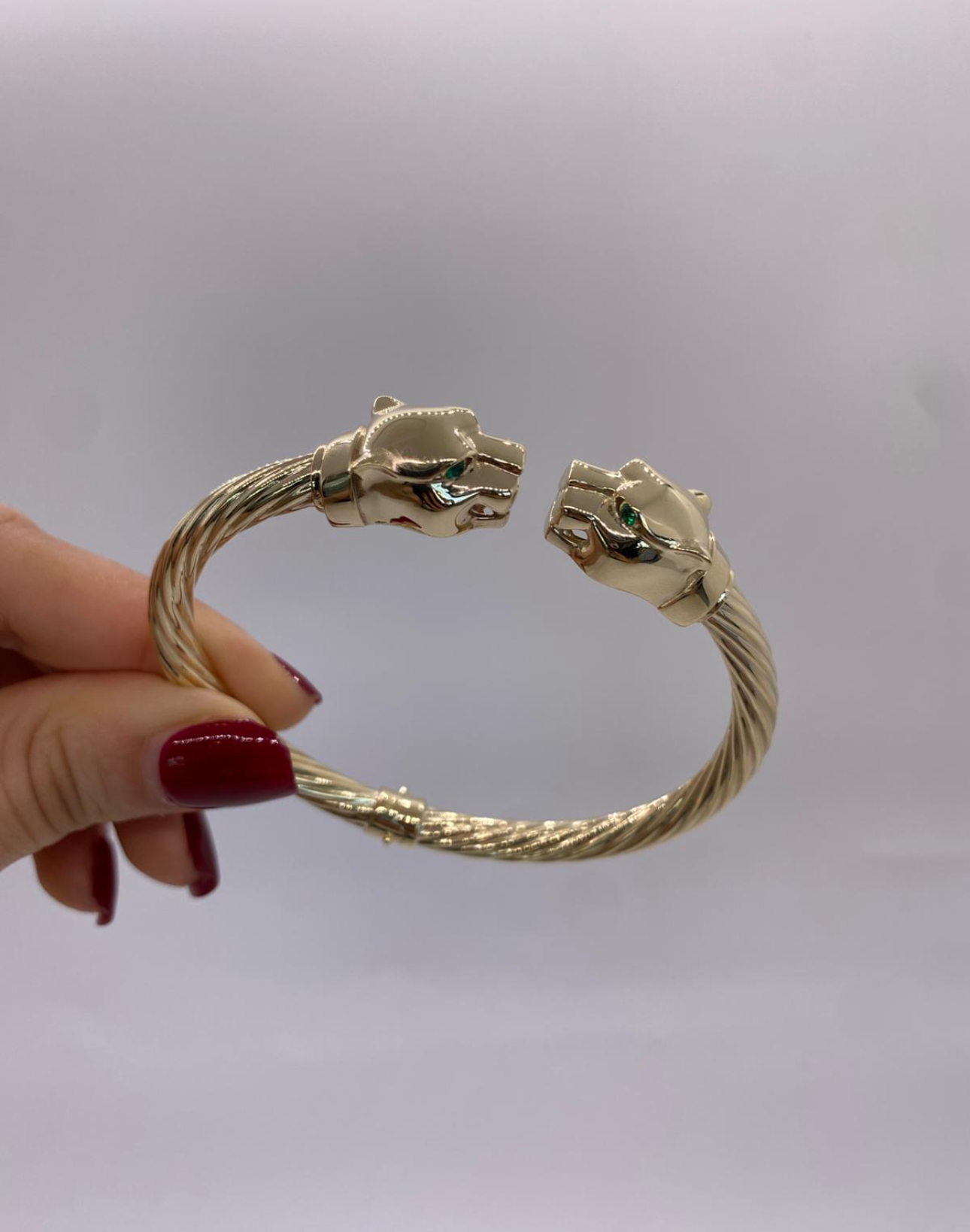 Brazalete de oro con cabezas de pantera