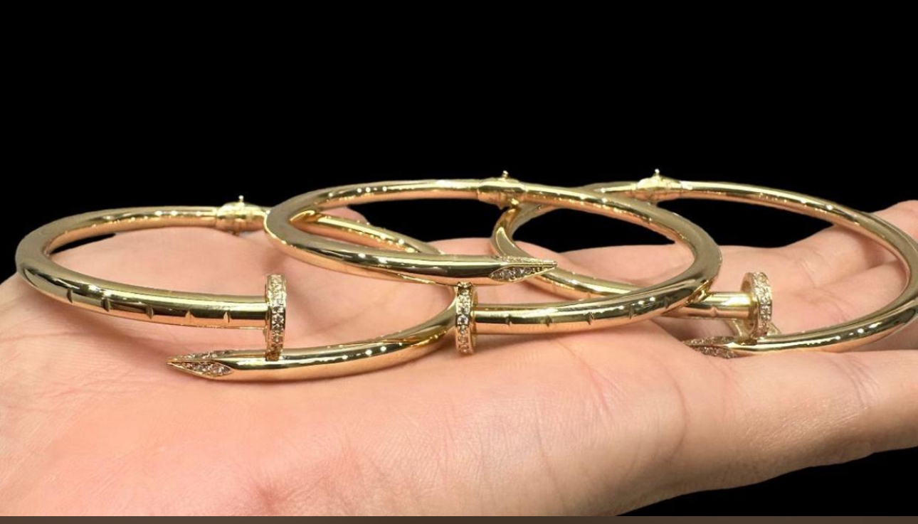 Brazaletes de oro estilo clavo