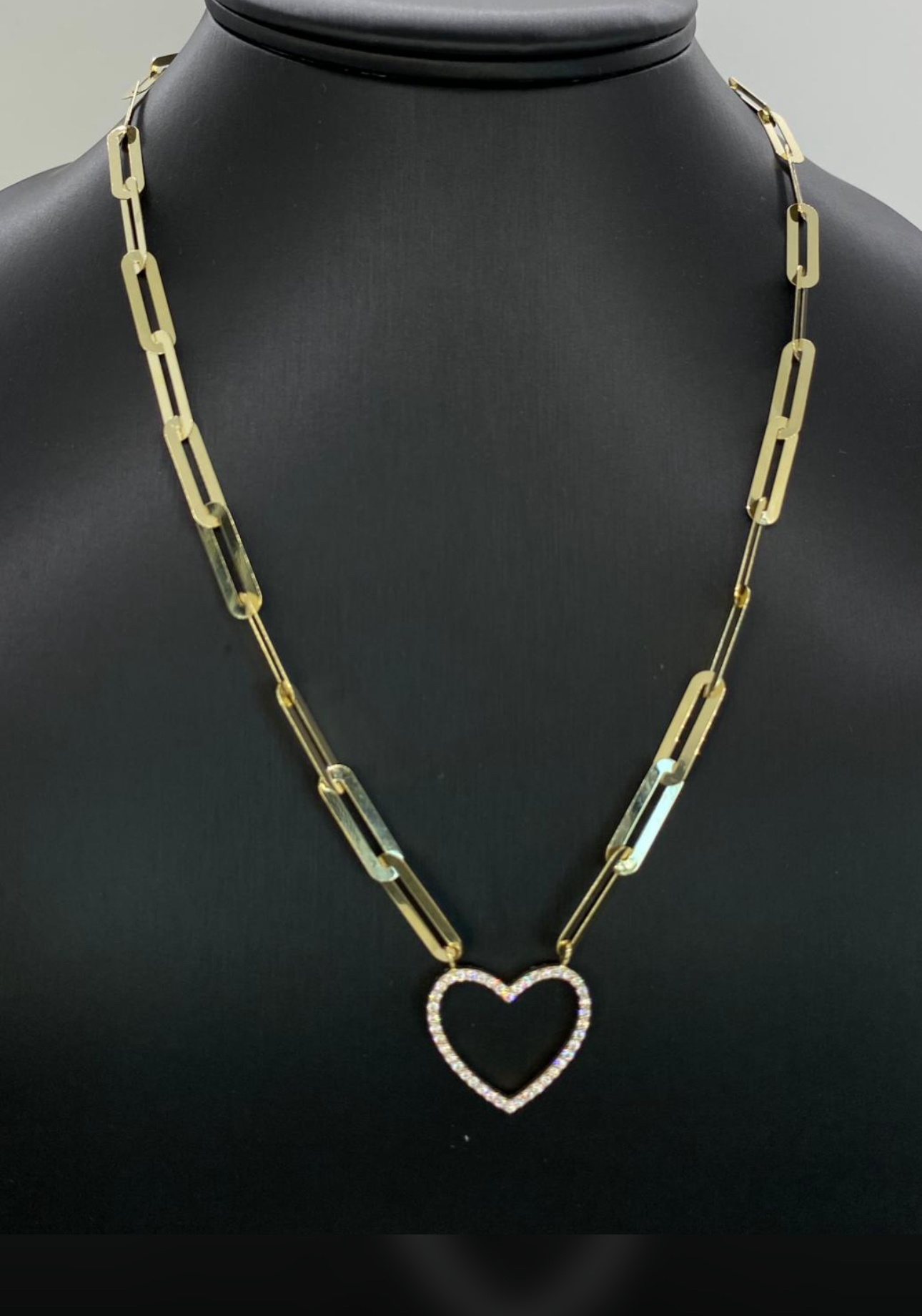Collar de oro con dije de corazón
