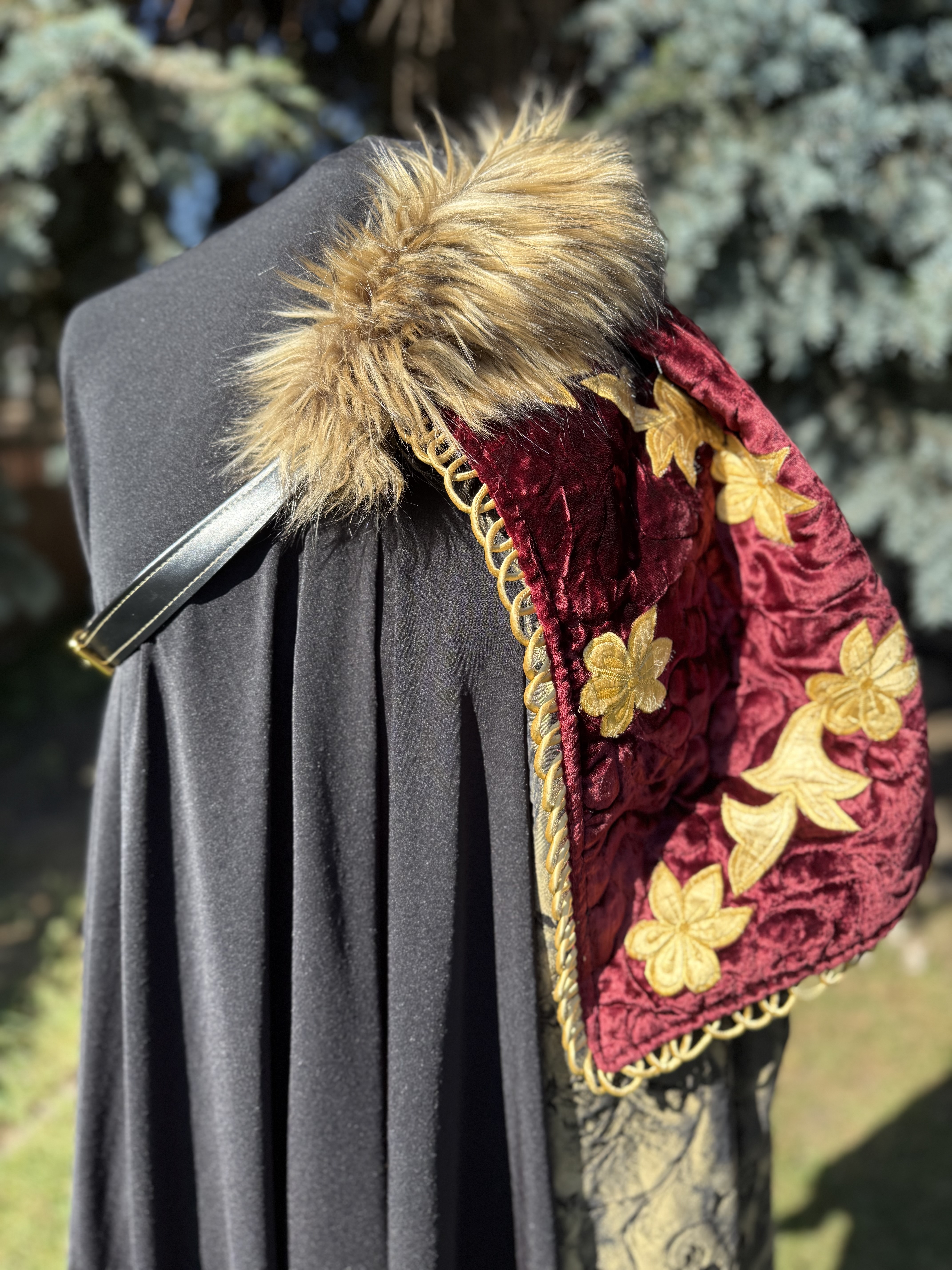 Majesty: Long Medieval Half-Cloak with fur collar