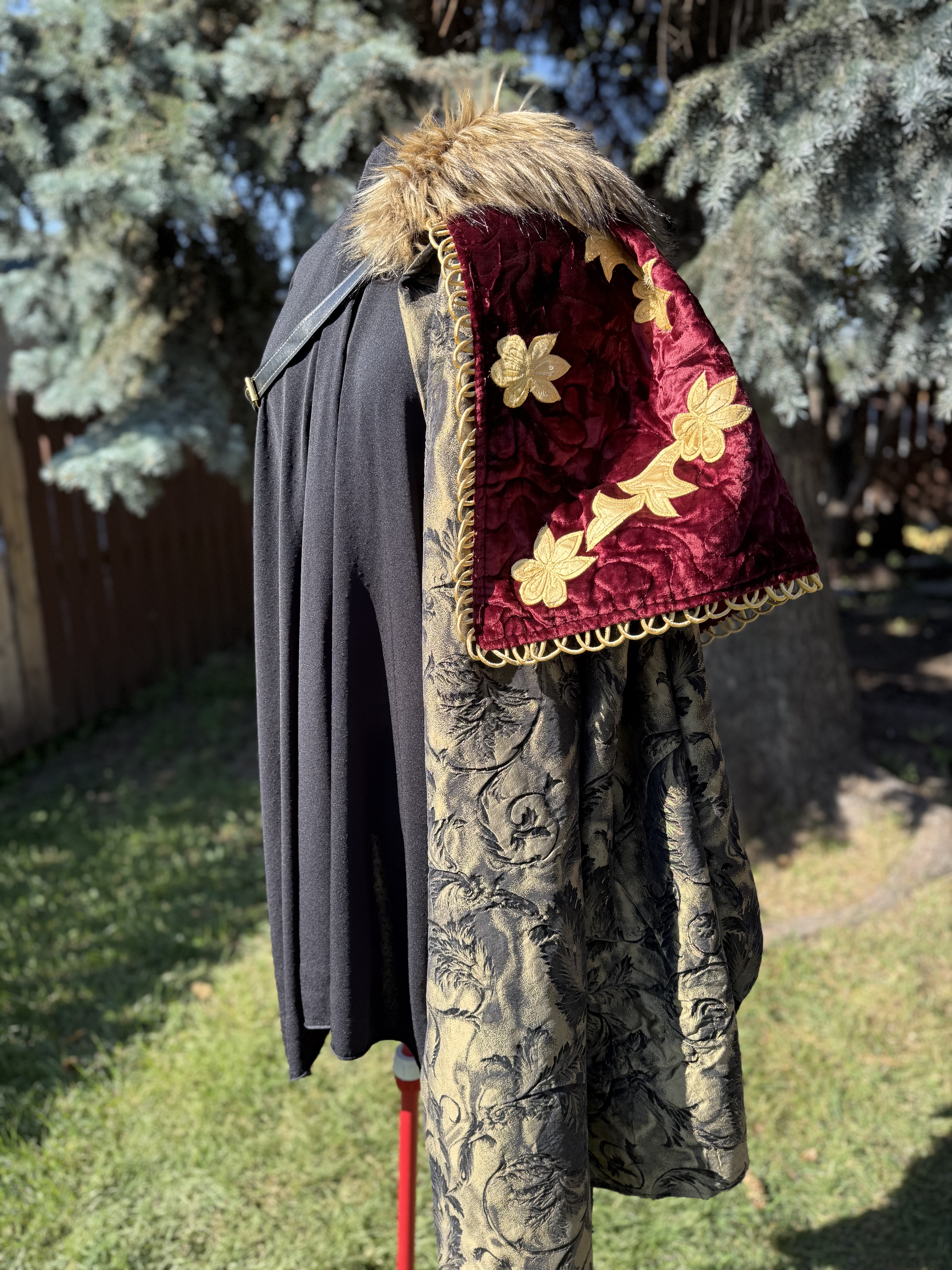 Majesty: Long Medieval Half-Cloak with fur collar