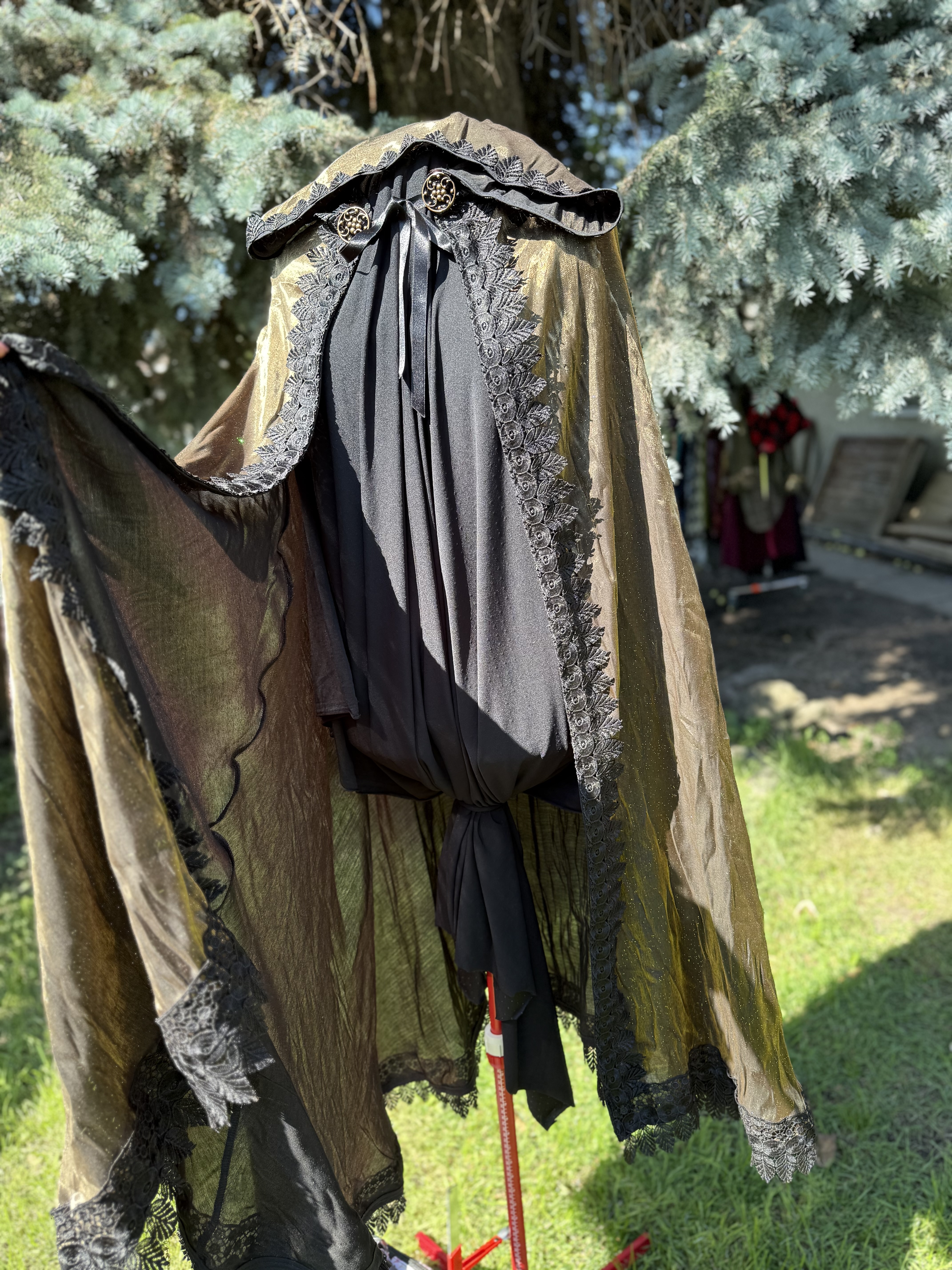Twilight: Glitter-Gold Cape
