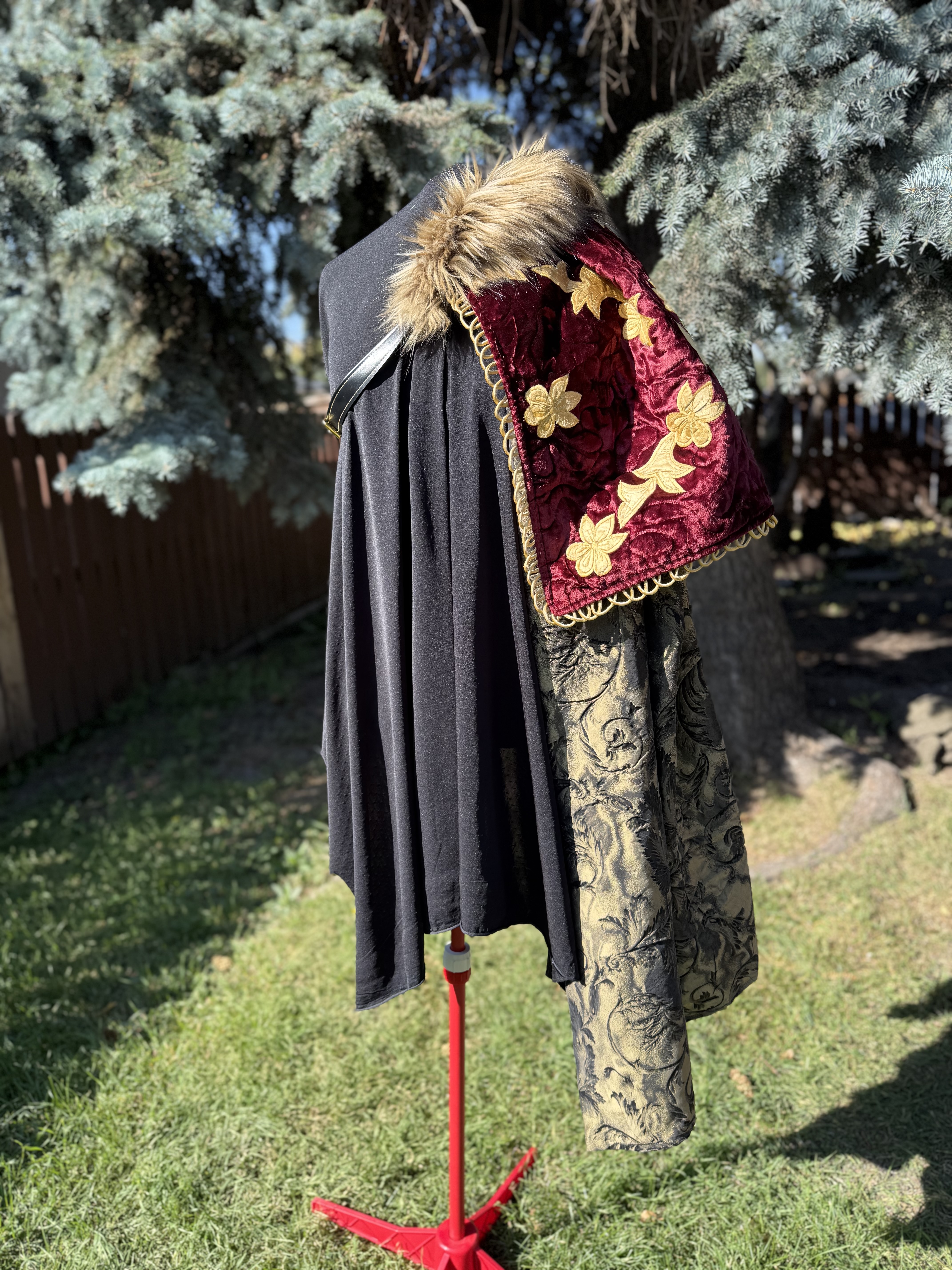 Majesty: Long Medieval Half-Cloak with fur collar