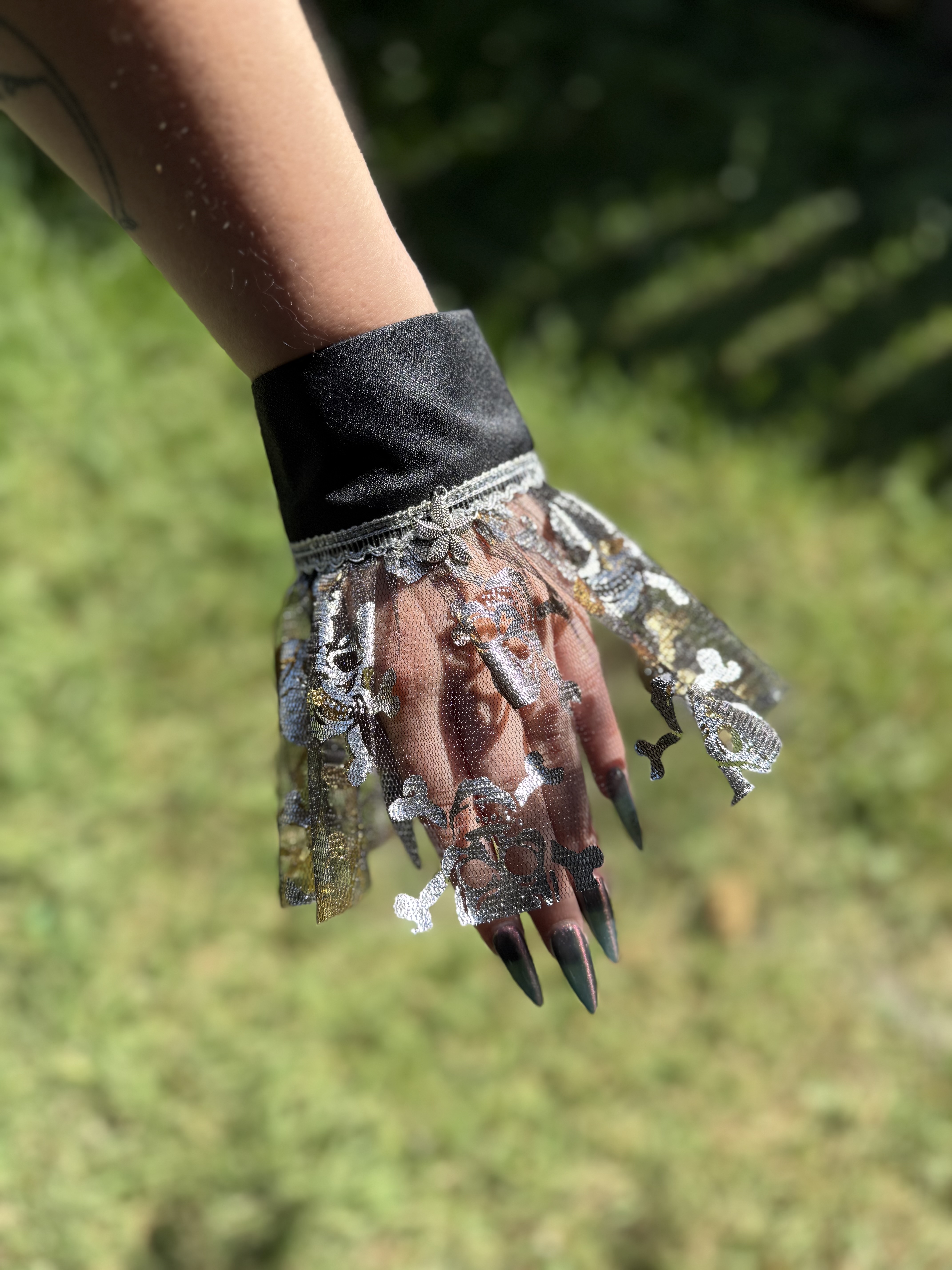 Jabot & Cuffs Silver Skull lace set