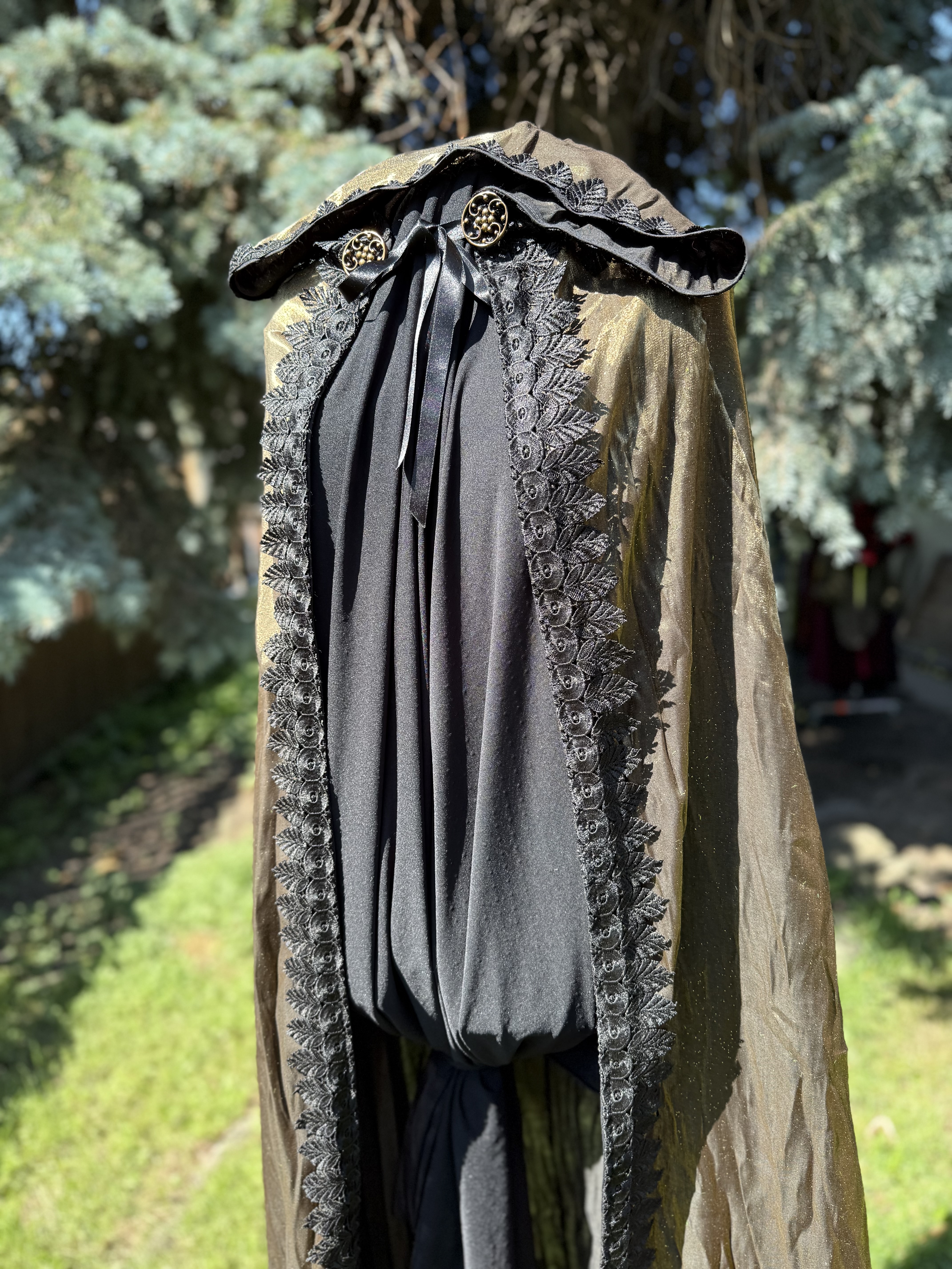 Twilight: Glitter-Gold Cape