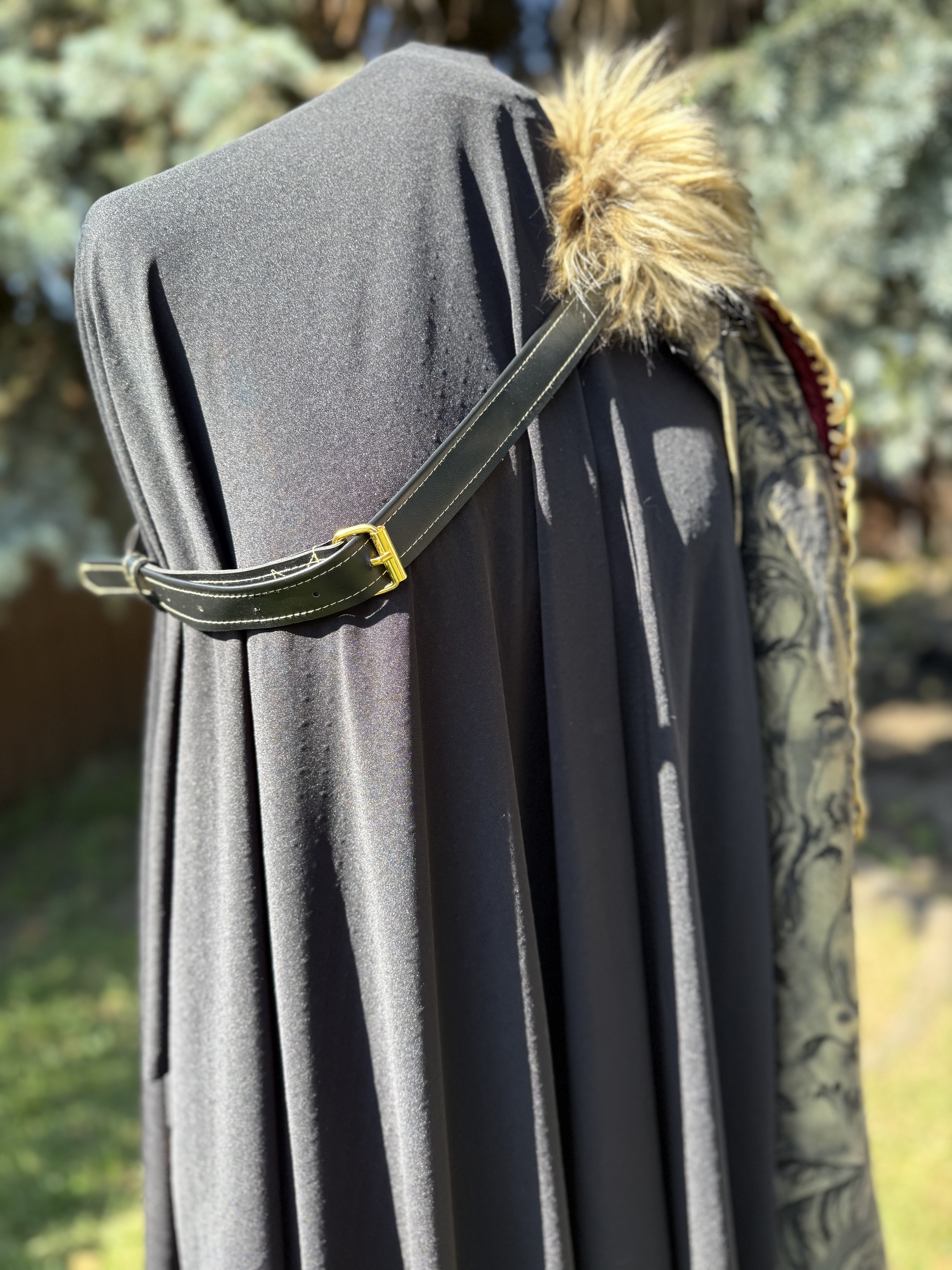 Majesty: Long Medieval Half-Cloak with fur collar