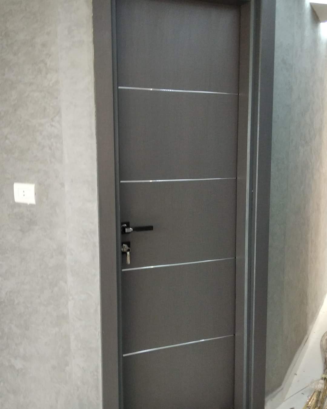 باب HPL – النوع الثاني – حفر لاوتر بحلية / HPL Door – Type 2 – Engraved with Metal Inlay