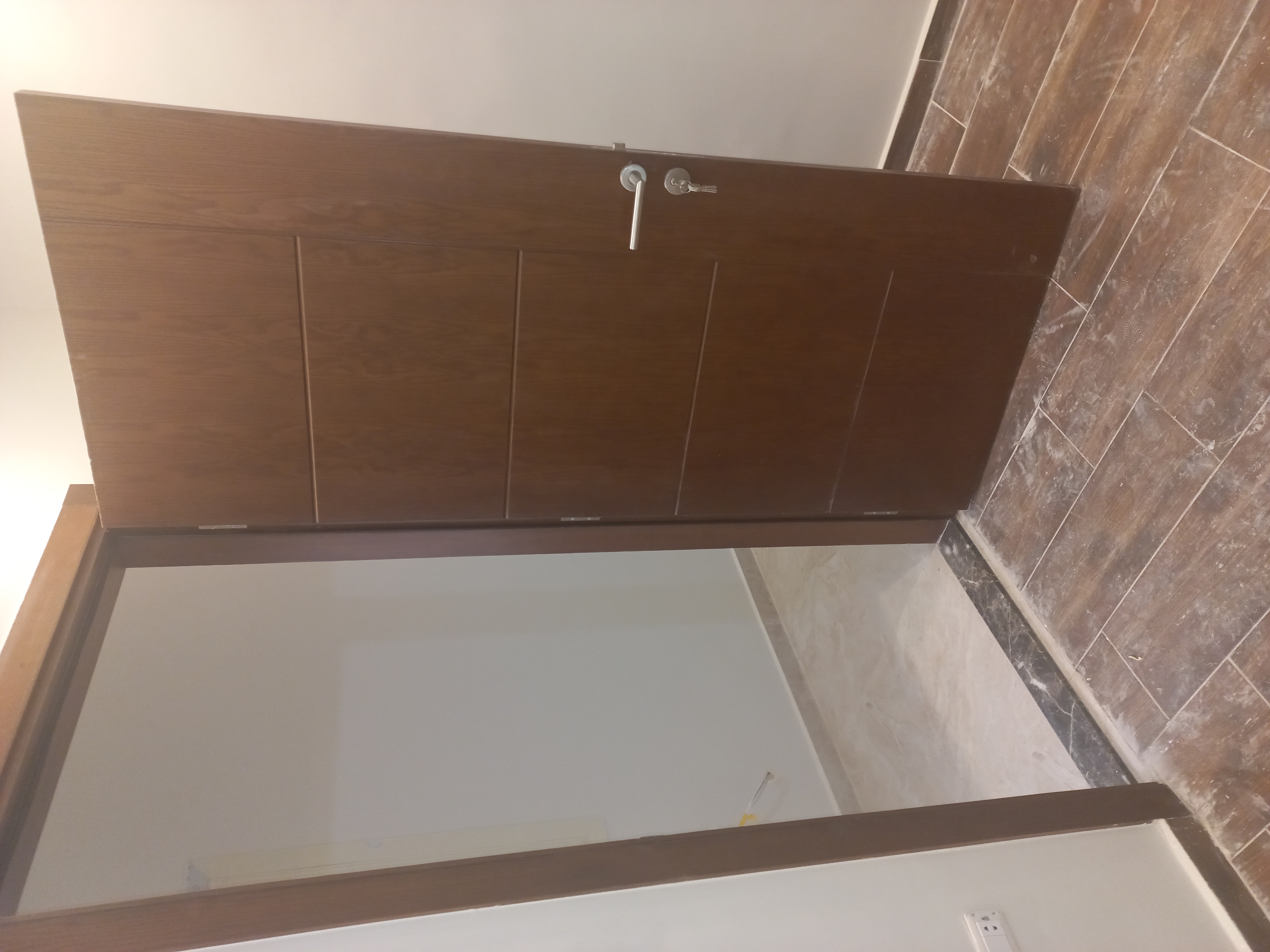 باب داخلي – النوع الثاني – قشرة أرو طولية بحفر لاوتر / Interior Door – Type 2 – Oak Veneer with Router Engraving