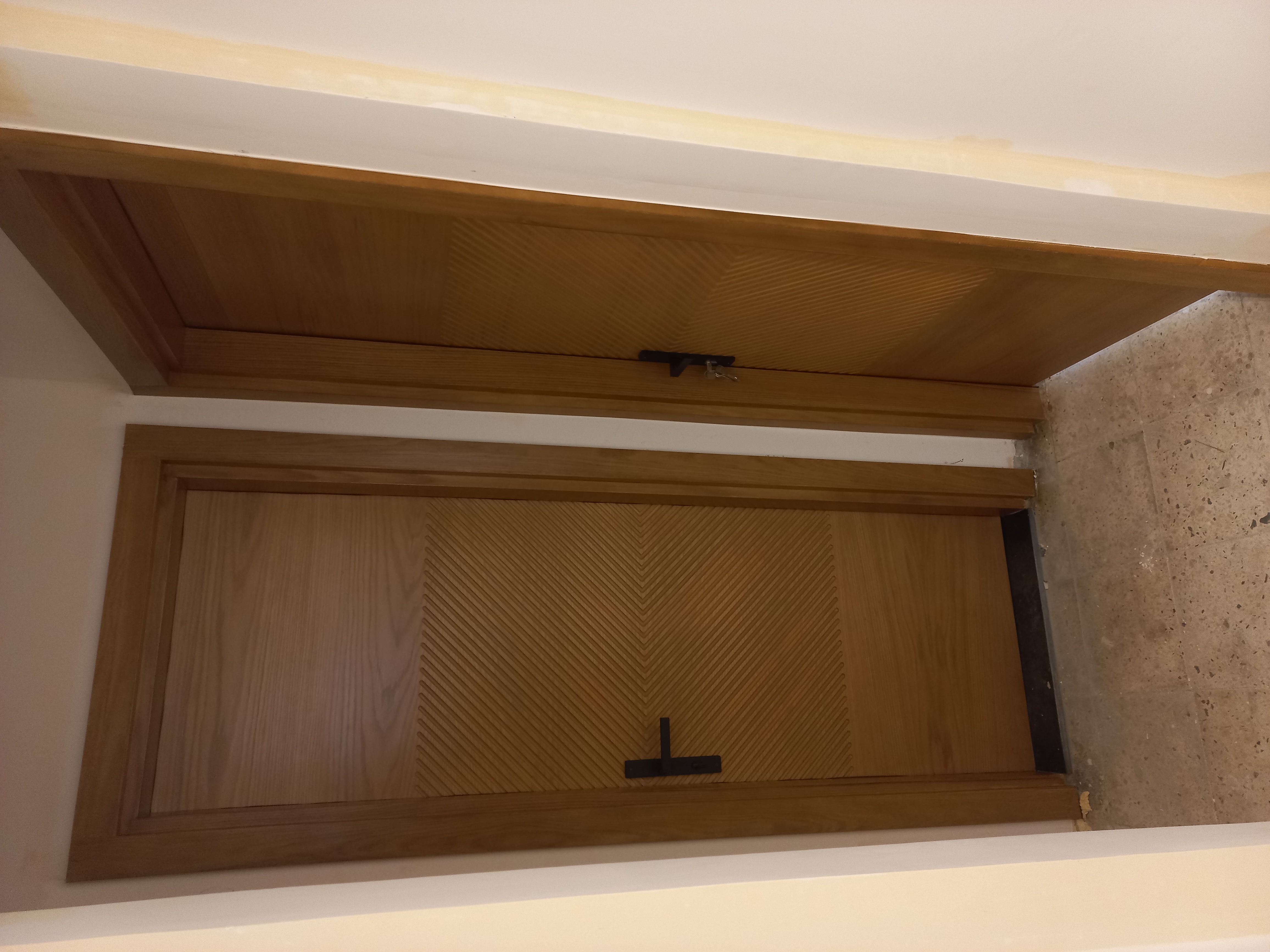 باب داخلي – النوع الثاني – قشرة أرو عرضي بحفر لاوتر / Interior Door – Type 2 – Cross Oak Veneer with Router Engraving