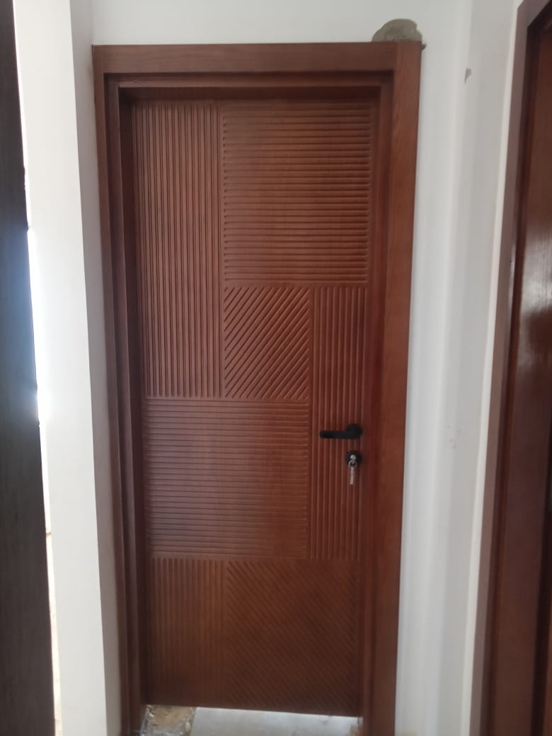 باب داخلي – النوع الثاني – قشرة أرو طولية بحفر لاوتر / Interior Door – Type 2 – Oak Veneer with Router Engraving