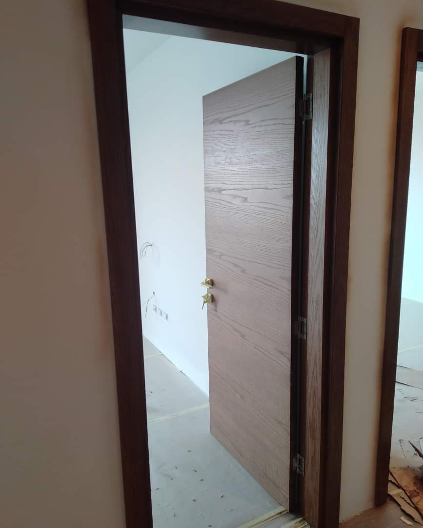 باب داخلي – النوع الثاني – قشرة أرو عرضي بدون حفر / Interior Door – Type 2 – Cross Oak Veneer, Plain Finish