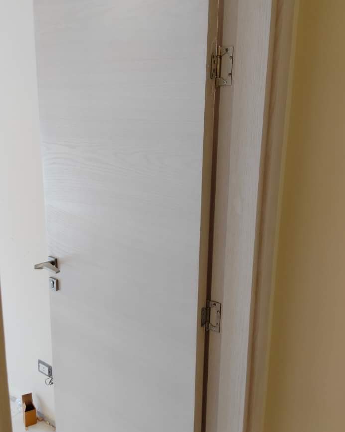 باب داخلي – النوع الثاني – قشرة أرو عرضي حفر لاوتر + دهان شروزيه / Interior Door – Type 2 – Cross Oak Veneer with Router Design & Sherozy Finish