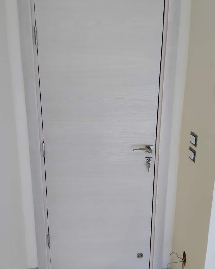 باب داخلي – النوع الثاني – قشرة أرو عرضي حفر لاوتر + دهان شروزيه / Interior Door – Type 2 – Cross Oak Veneer with Router Design & Sherozy Finish