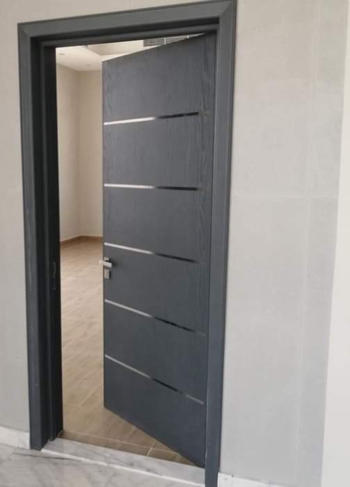 باب داخلي – النوع الثاني – قشرة أرو عرضي حفر لاوتر + دهان شروزيه / Interior Door – Type 2 – Cross Oak Veneer with Router Design & Sherozy Finish