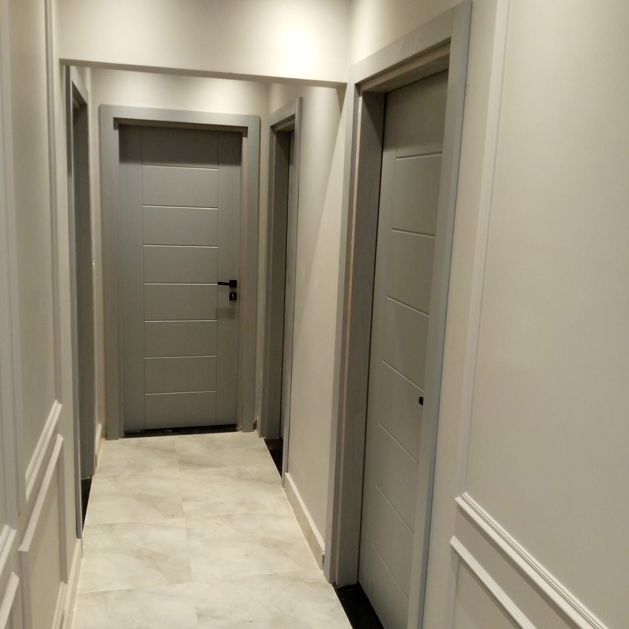 باب داخلي – النوع الثاني – قشرة أرو عرضي حفر لاوتر + دهان شروزيه / Interior Door – Type 2 – Cross Oak Veneer with Router Design & Sherozy Finish