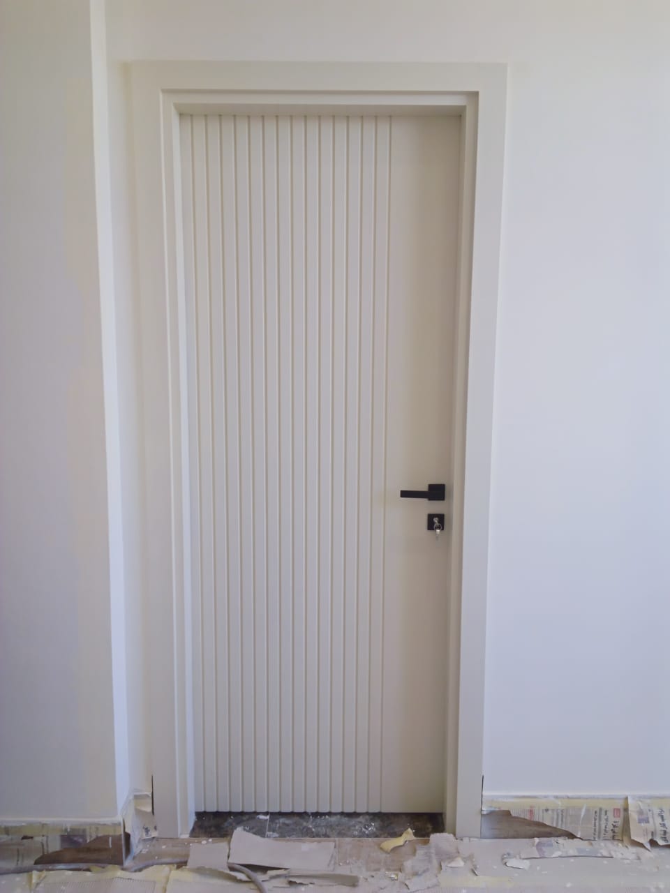 باب داخلي – النوع الثاني – MDF حفر لاوتر + دهان دوكو / Interior Door – Type 2 – Router Carved MDF with Duco Finish