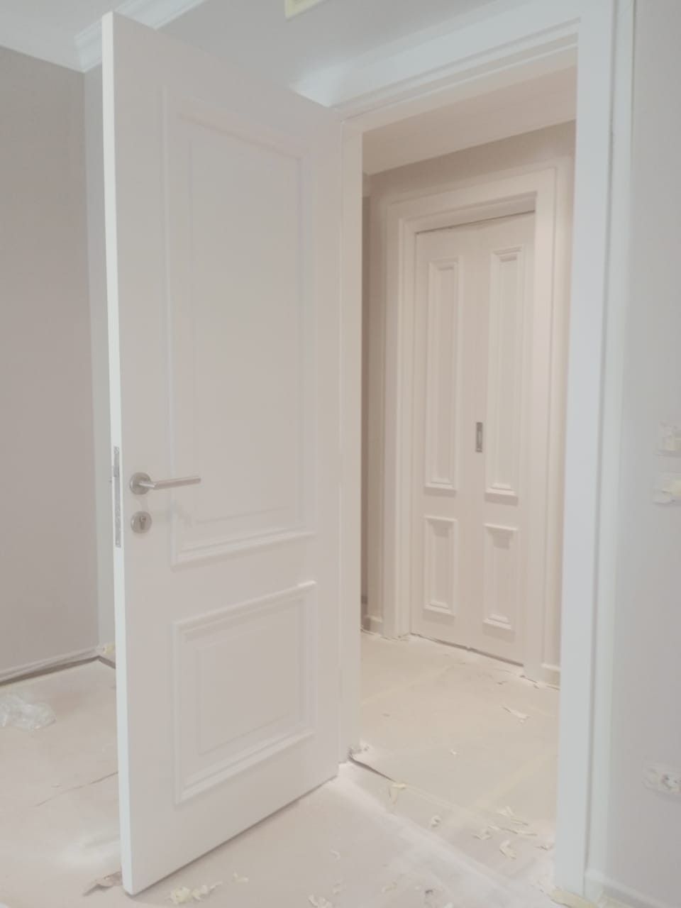 باب داخلي – النوع الثاني – دهان دوكو بحشوات لاطش / Interior Door – Type 2 – Duco Finish with Panel Design