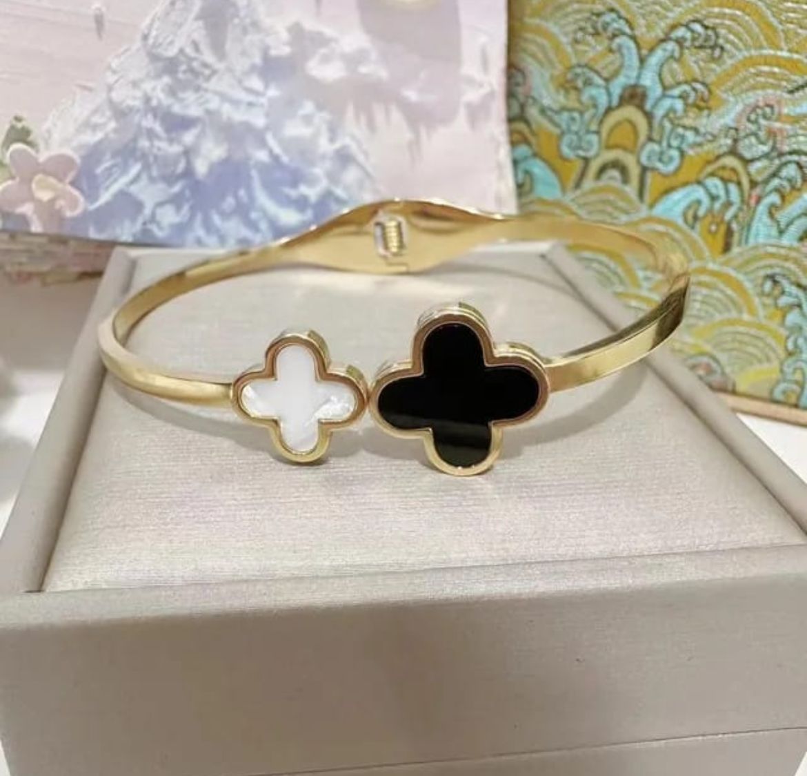 Elegant Dual Clover Gold Bracelet – Black & White Enamel Charm