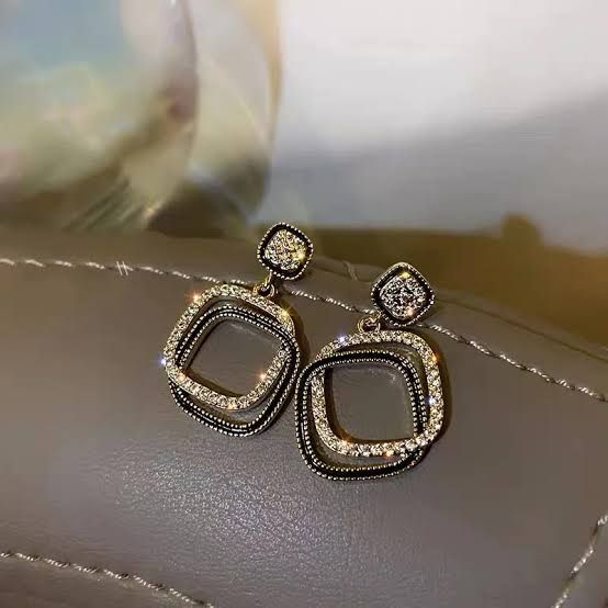 Vintage Glam Geometric Drop Earrings