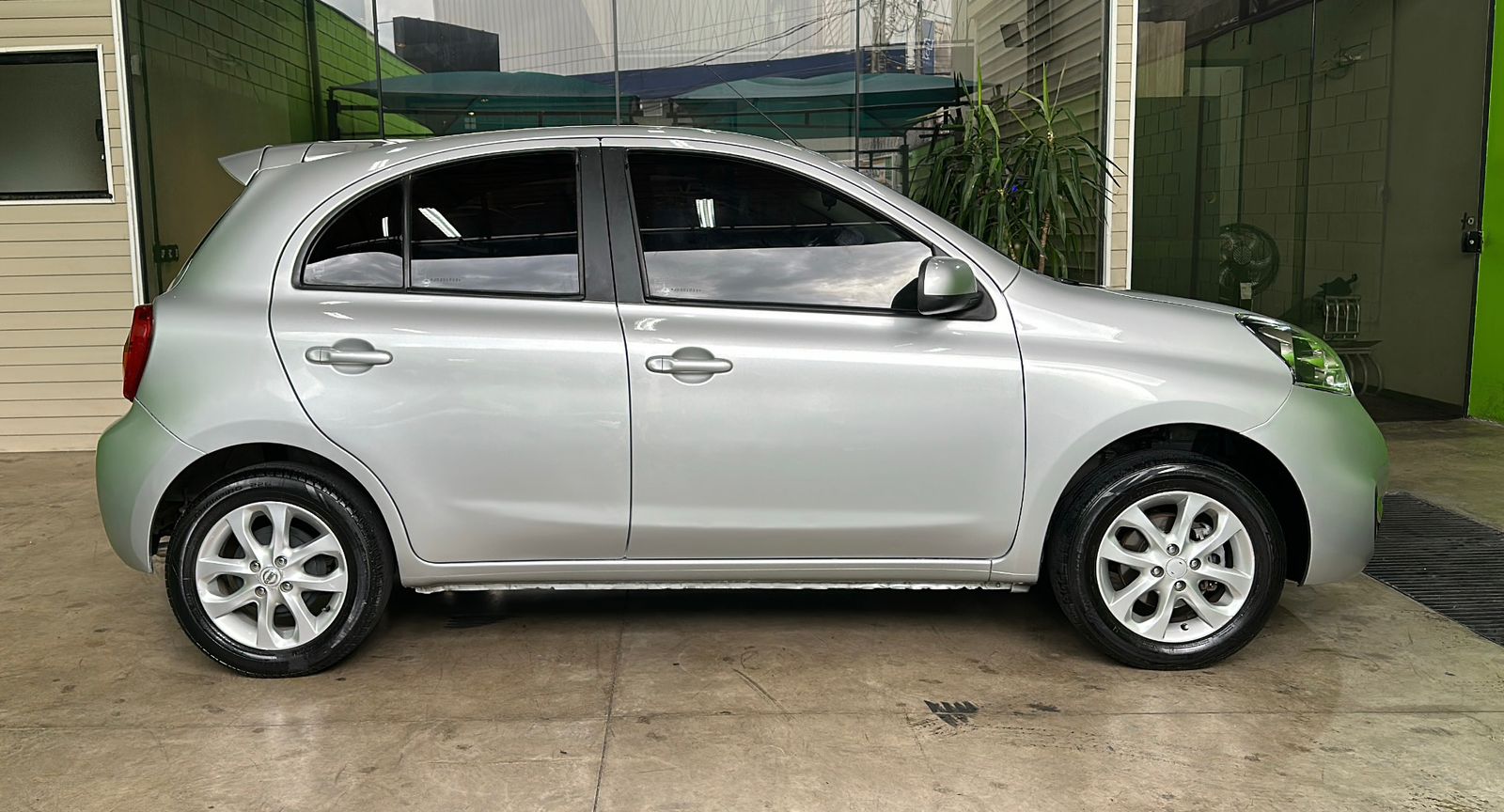 NISSAN MARCH SV 1.6 AUTOMÁTICO