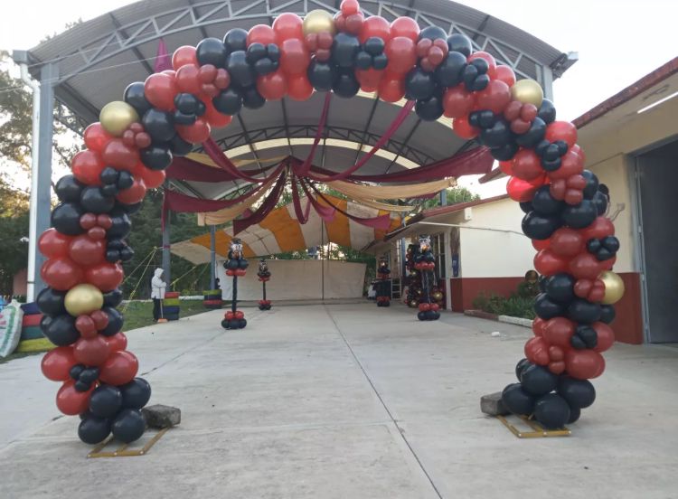 Renta Arco de globos y 2 columnas de globos 