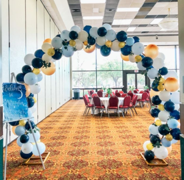 Renta Arco de globos y 2 columnas de globos 