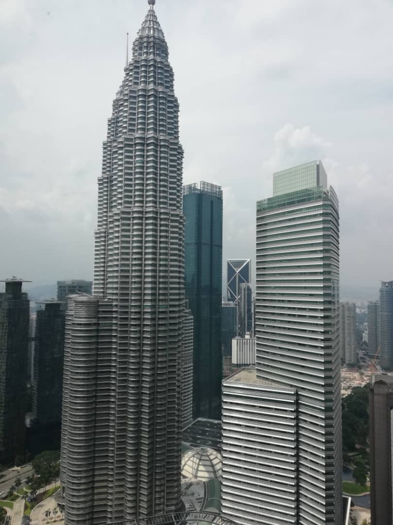 🏙️ For Sale: SkySuite @ KLCC – Dual-Key Investment Unit 🛏️ Bedrooms: 3 🚿 Bathrooms: 2
