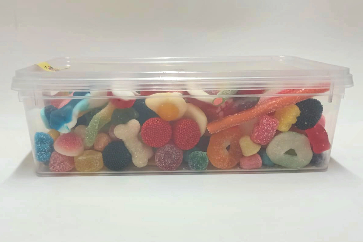 Tupper con 850gr de gomitas surtidas