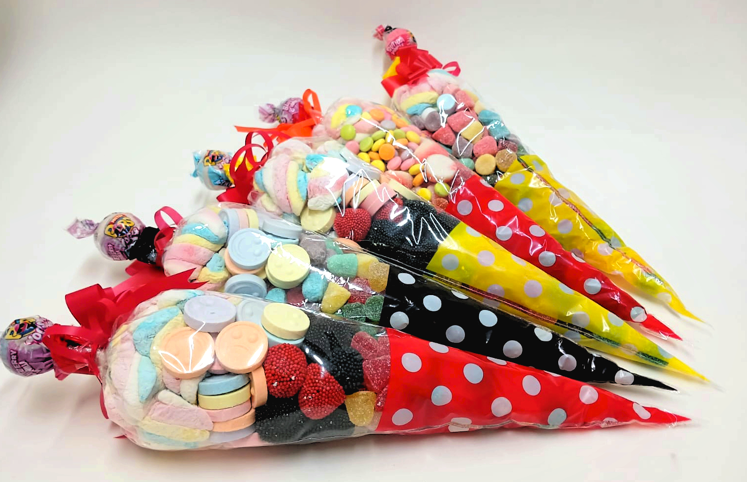 Cono de gomitas y pastillitas con chupetin