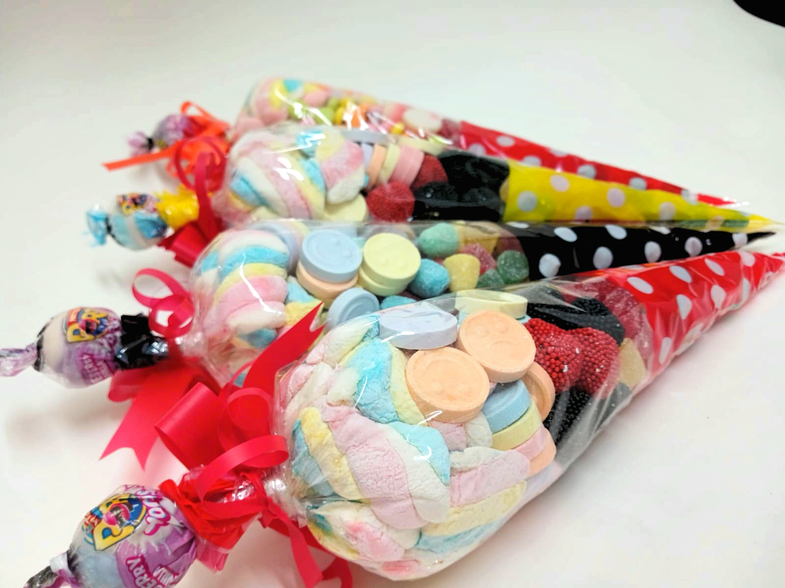 Cono de gomitas y pastillitas con chupetin