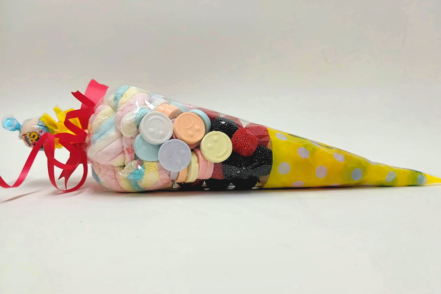Cono de gomitas y pastillitas con chupetin