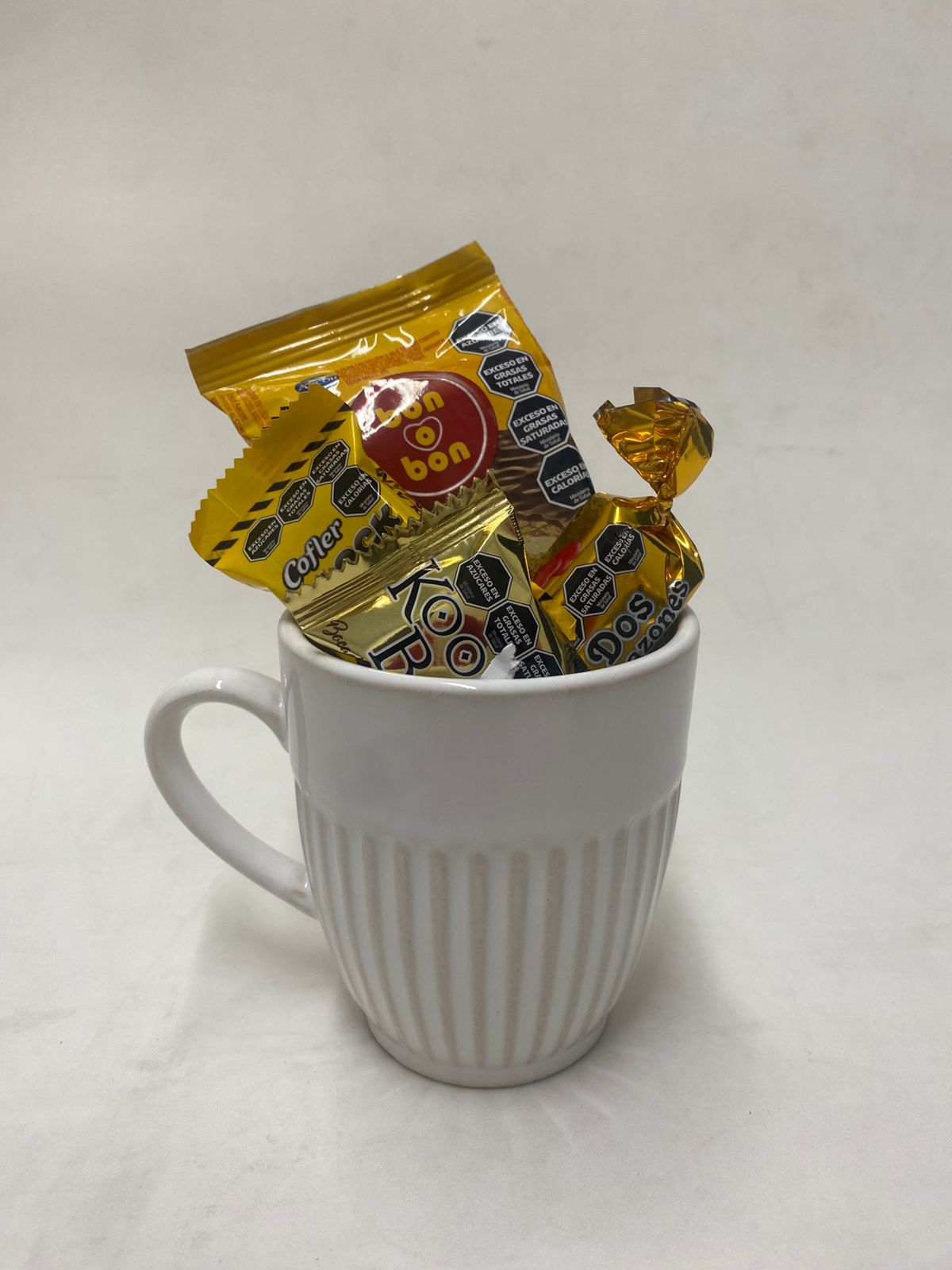 Taza lisa con golosinas