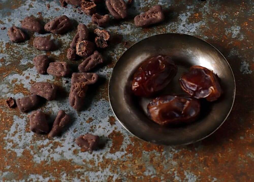 Datteln mit dunkler Schokolade überzogen