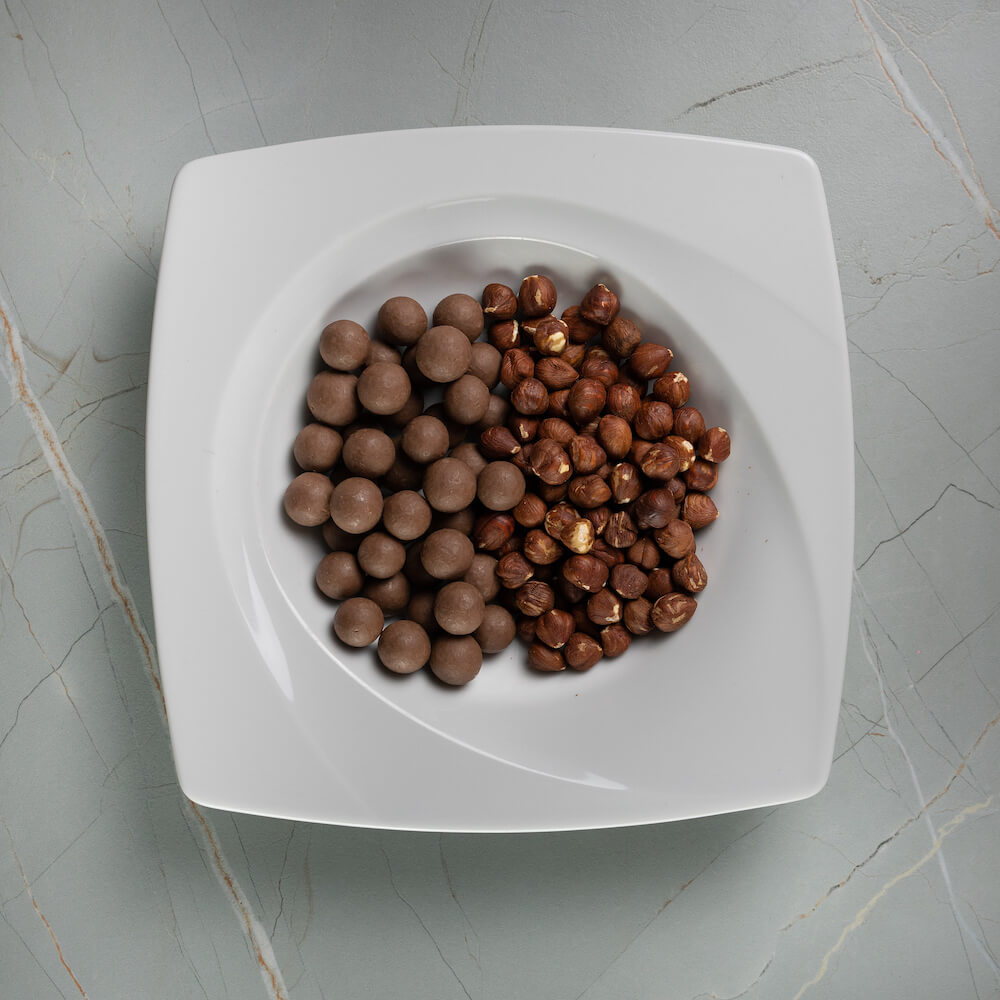 Haselnüsse in dunkler Schokolade