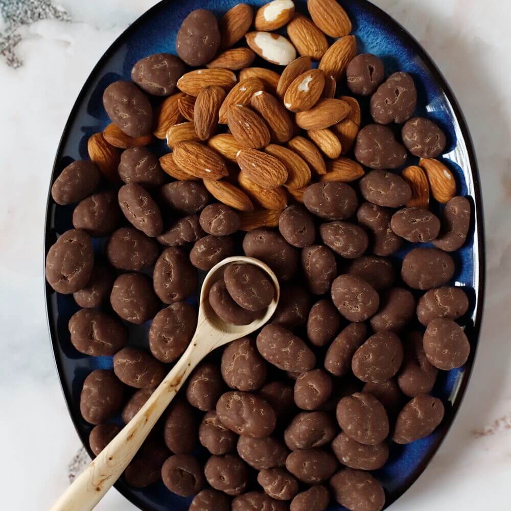 Mandeln in Rohschokolade