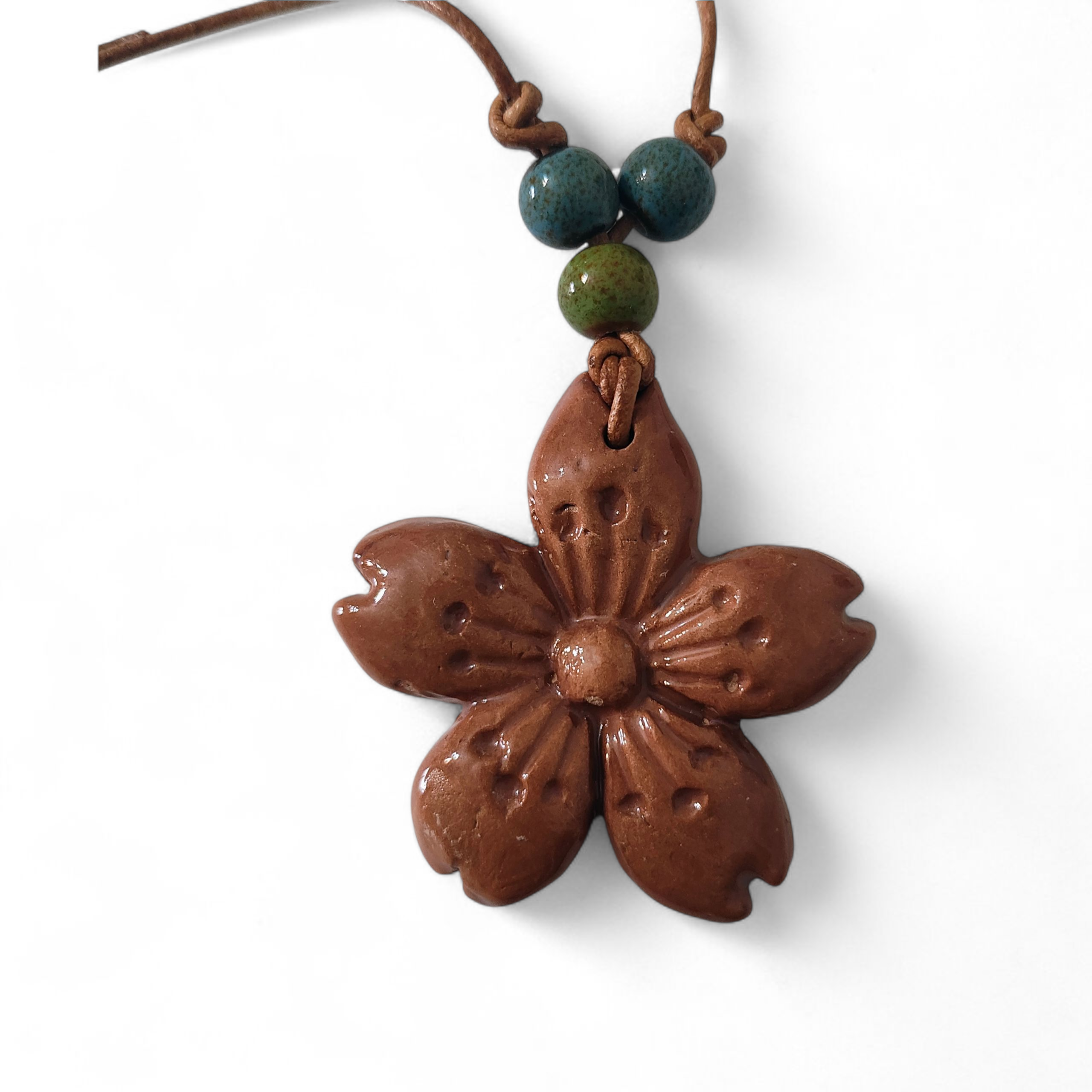 Collar con Colgante de Flor en Cerámica Hecho a Mano