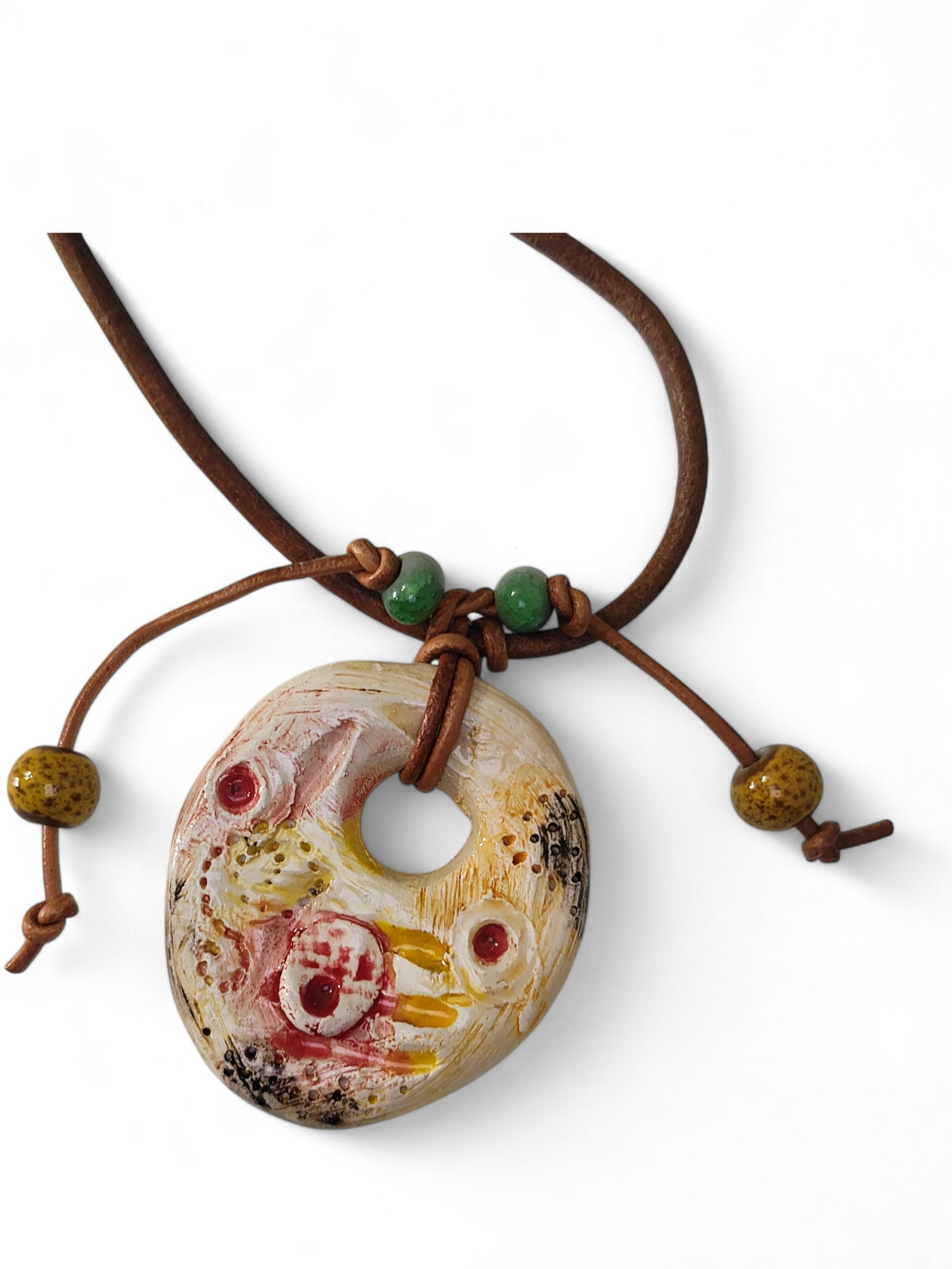 Collar artesanal con colgante de estilo rupestre