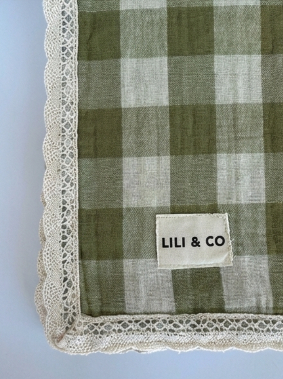 Mantita Muselina Vichy y Puntilla de Algodón Artesanal.