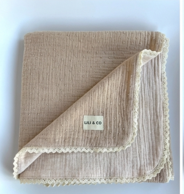 Manta Muselina Plumeti: Caricia Rosa y Encaje.