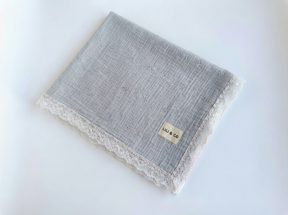 Muselina Bordada y Encaje: Nostalgia Delicada.