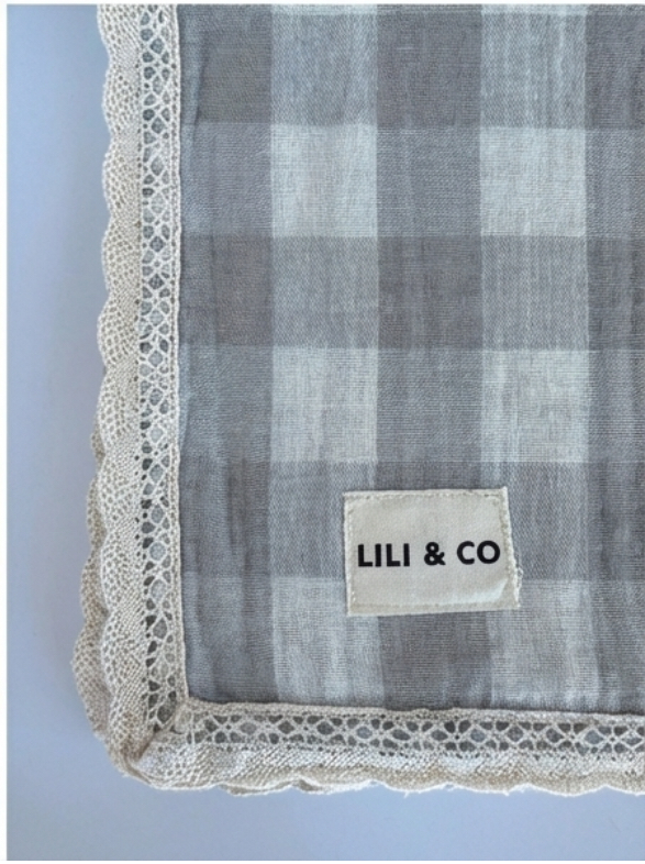 Mantita Muselina Vichy y Puntilla de Algodón Artesanal.