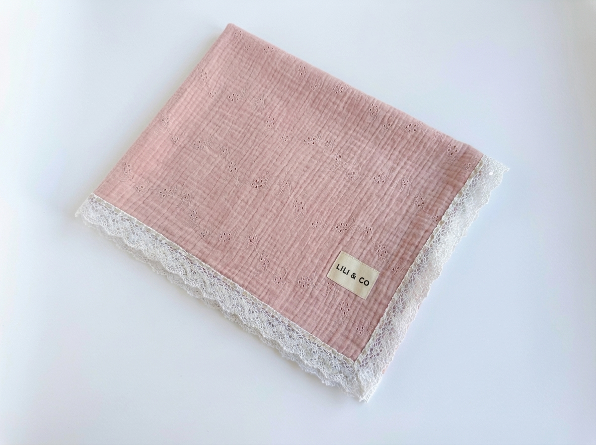 Muselina Bordada y Encaje: Nostalgia Delicada.