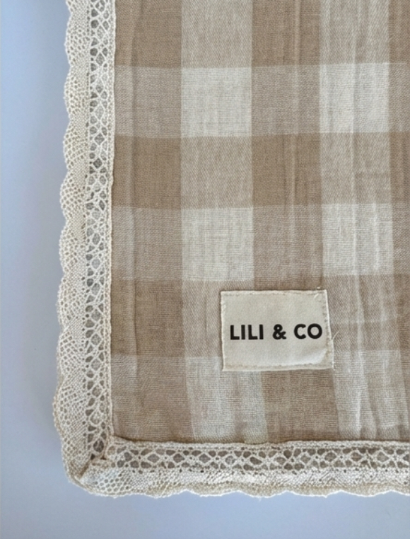 Mantita Muselina Vichy y Puntilla de Algodón Artesanal.