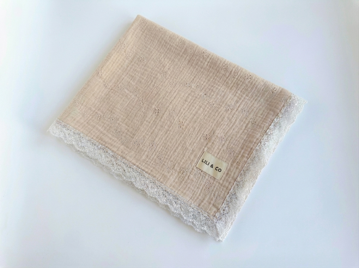 Muselina Bordada y Encaje: Nostalgia Delicada.