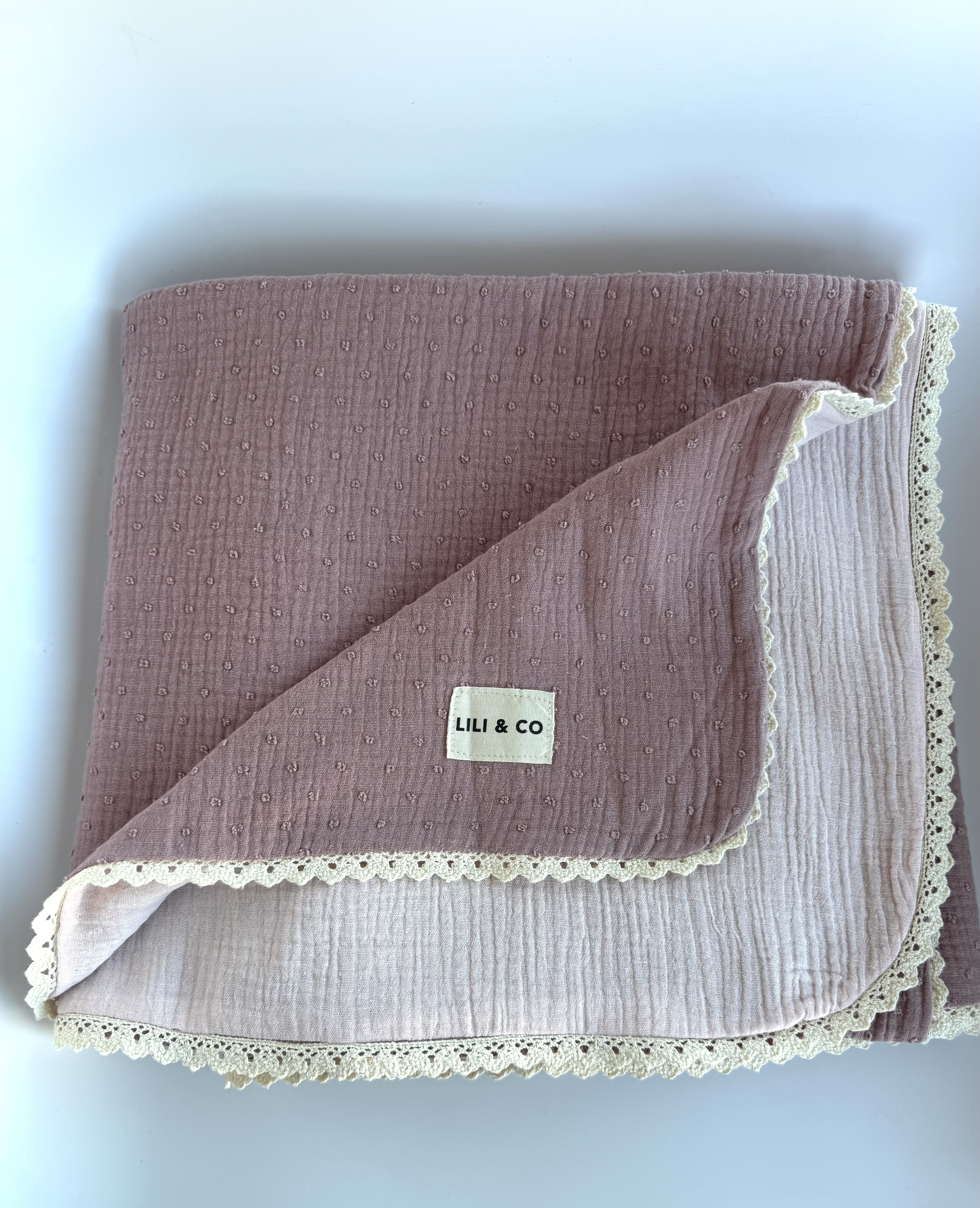 Manta Muselina Plumeti: Caricia Rosa y Encaje.