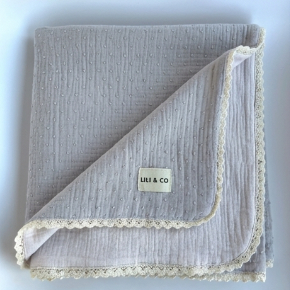 Manta Muselina Plumeti: Caricia Rosa y Encaje.