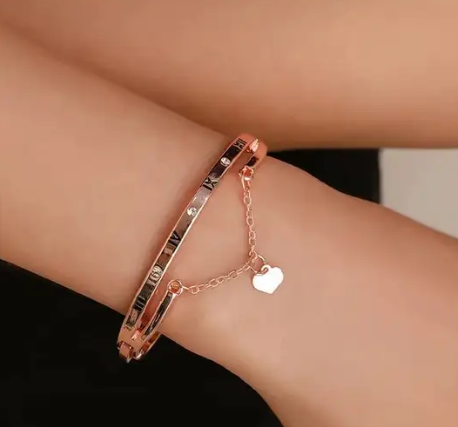 Classic Elegance Heart Charm Bracelet In Rose Gold