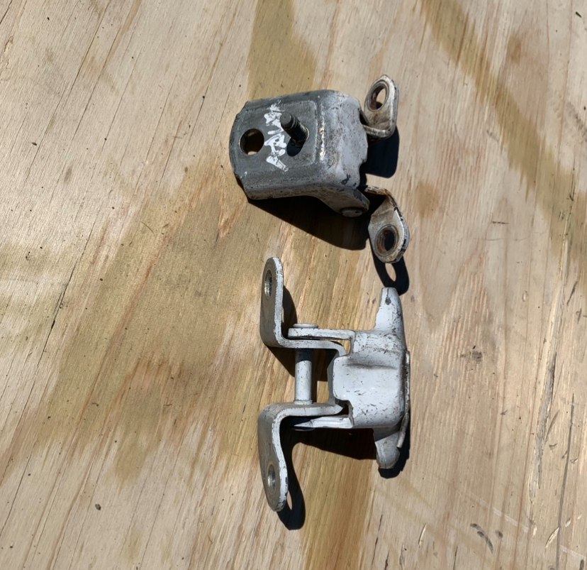 Nissan Advan door hinges