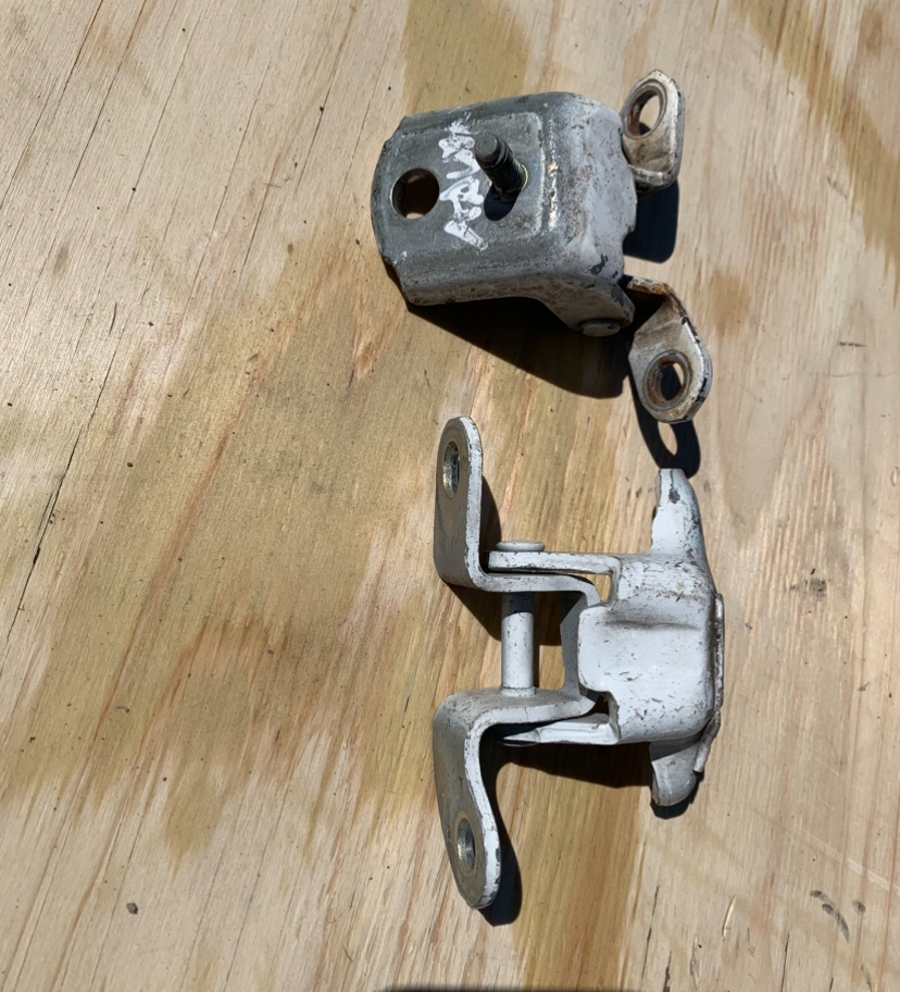 Nissan Advan door hinges