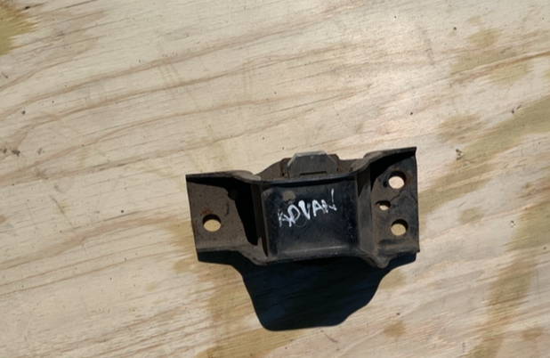 Nissan Advan Engine Mounting